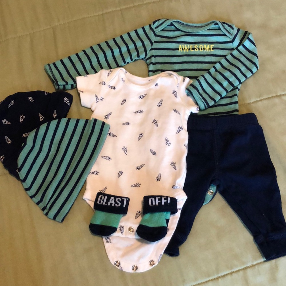 Carter’s newborn outfit set - space theme